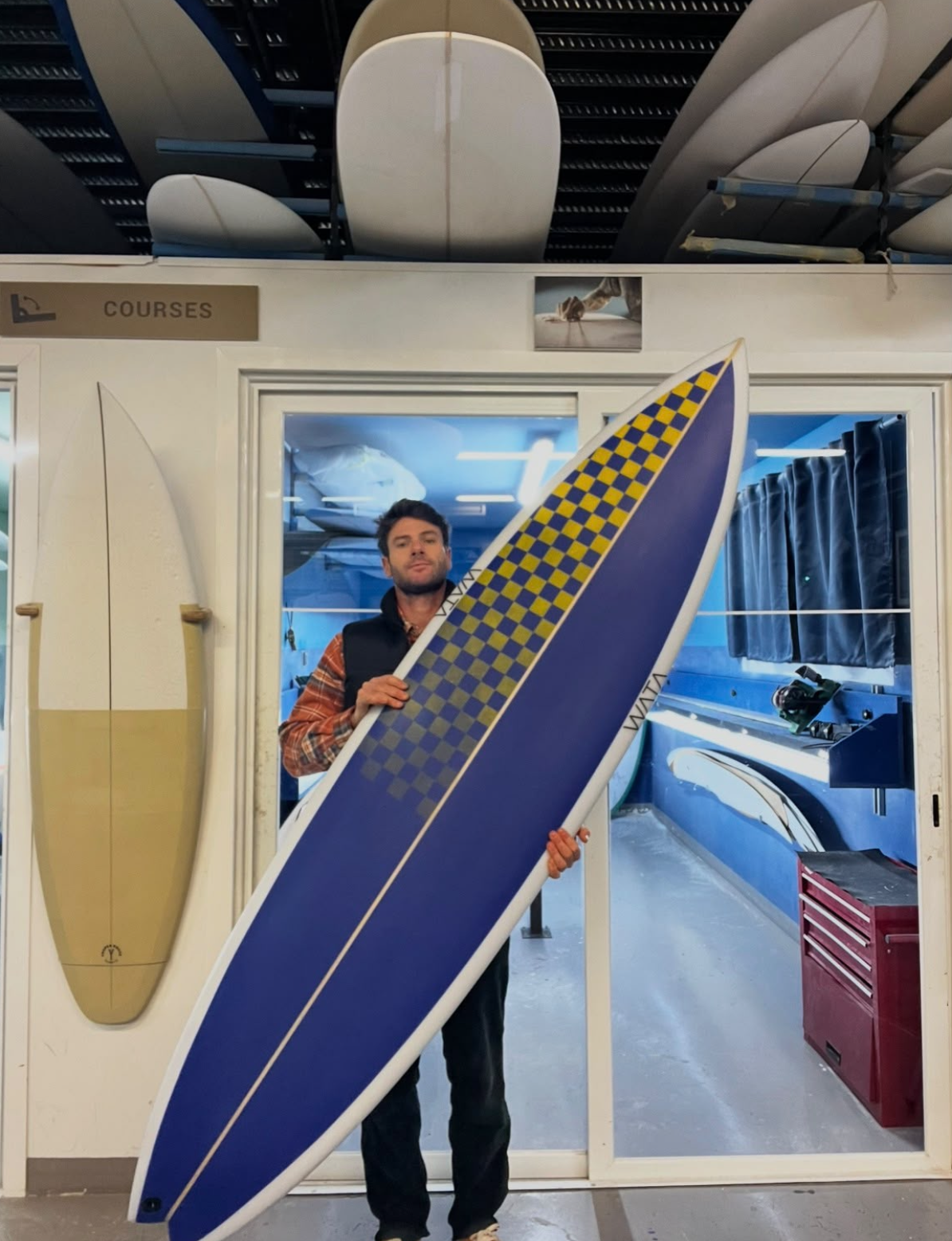 Portrait de Thib, coach surf et shaper WATA