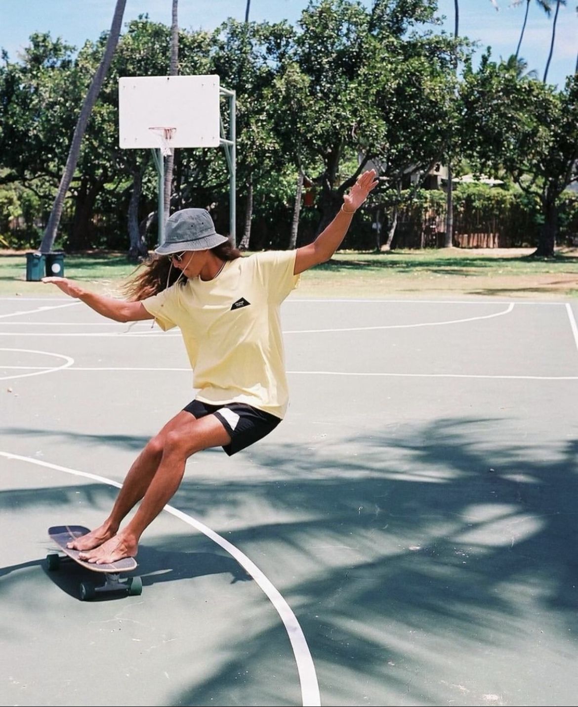 Vestiaire du club — combinaisons sur les portants